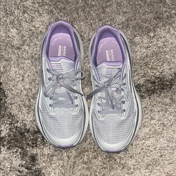 Skechers WOMENS MAX CUSHION ENDEAVOUR RUNNING SHOE size 6.5, lavender & gray - Picture 2 of 9
